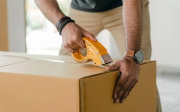 mover packs a box