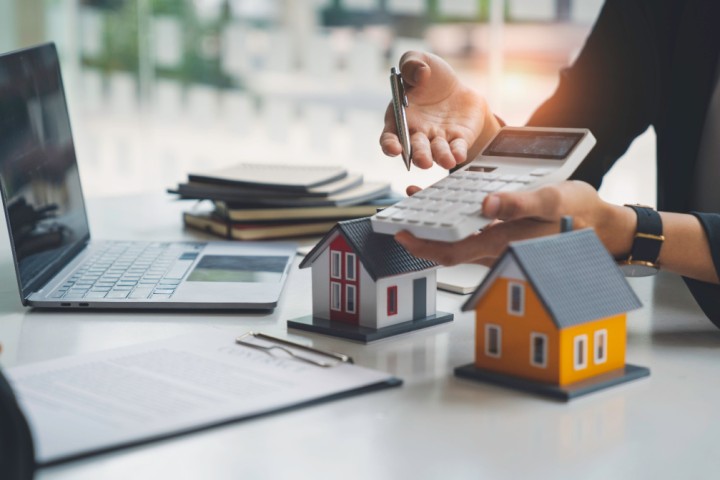 woman showing calculator to home buyer