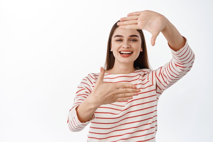 woman selecting plan for photo