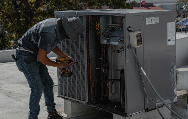 AC cooling repair man