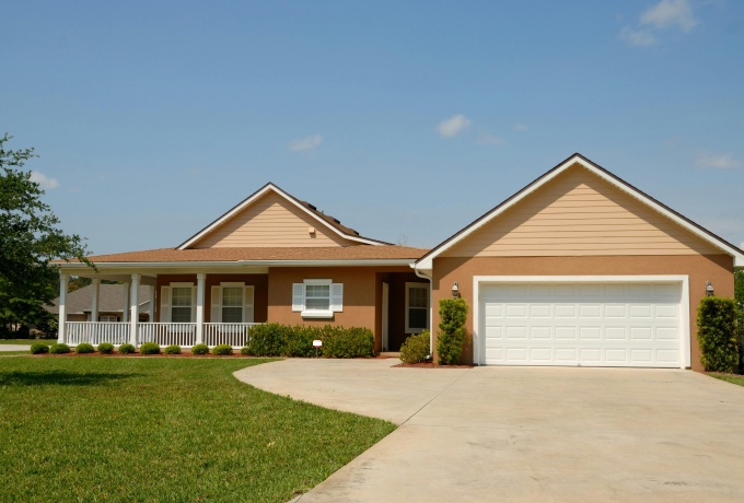 House with garage and front yard