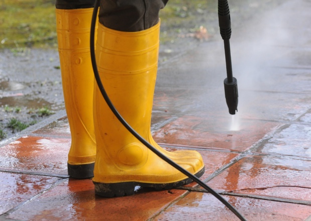pressure cleaning worker