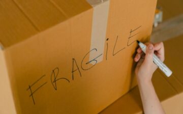 moving box with the word fragile