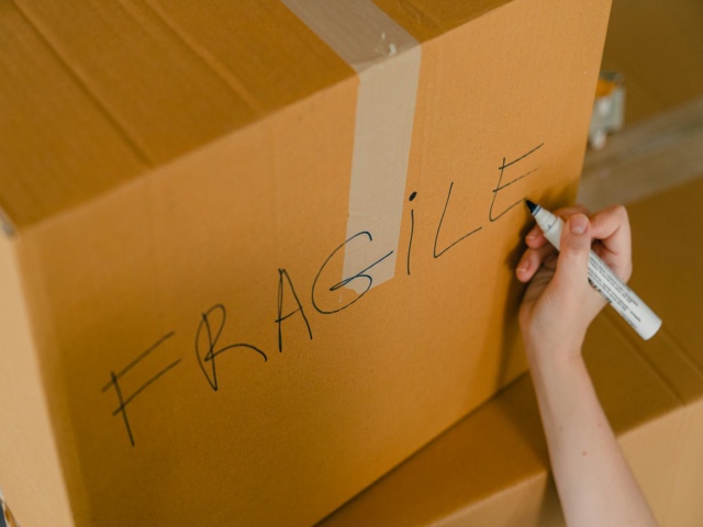 moving box with the word fragile